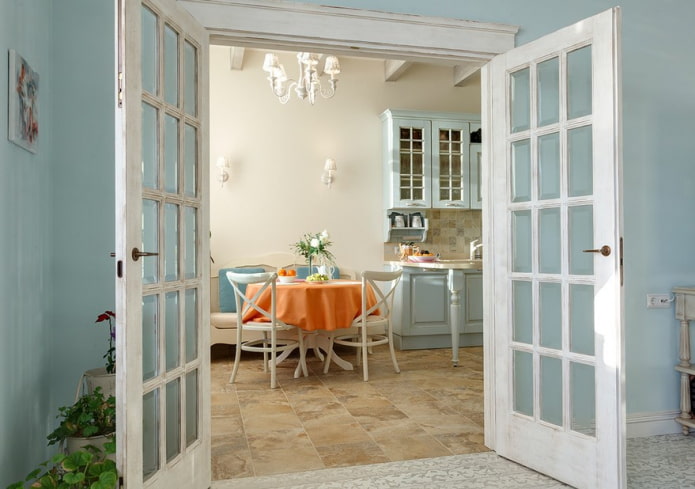 ajtók a konyha belsejében, Provence stílusában