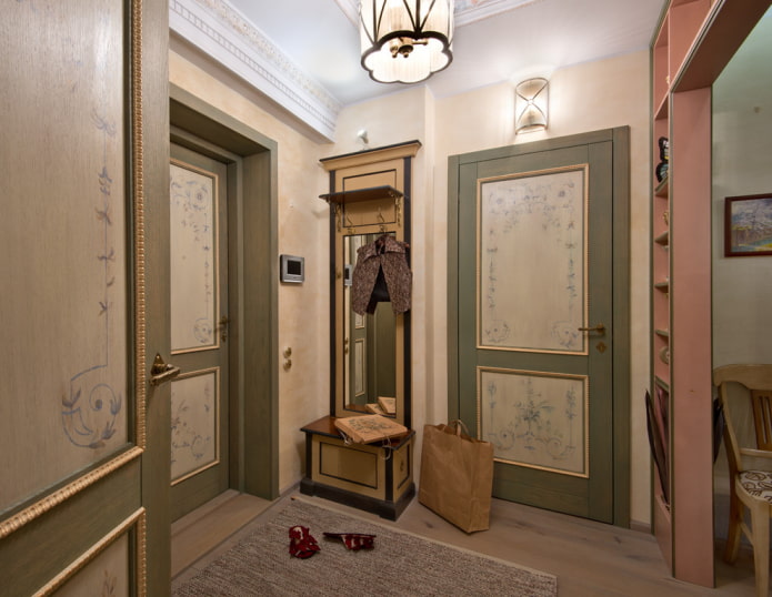 ajtók díszítéssel a folyosón Provence stílusában