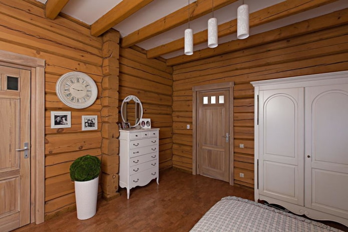 Holztüren im provenzalischen Stil im Schlafzimmer