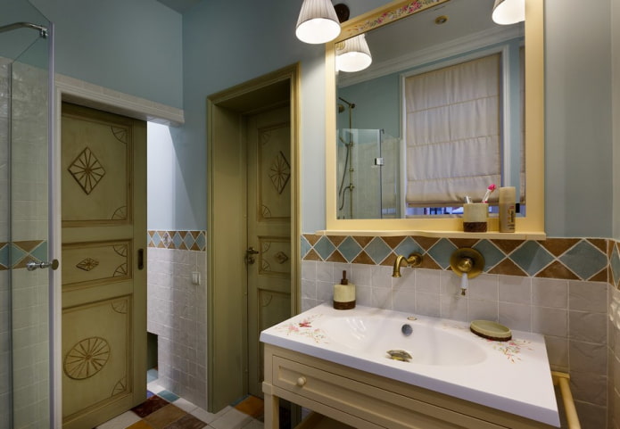 ajtók a fürdőszoba belsejében Provence stílusában
