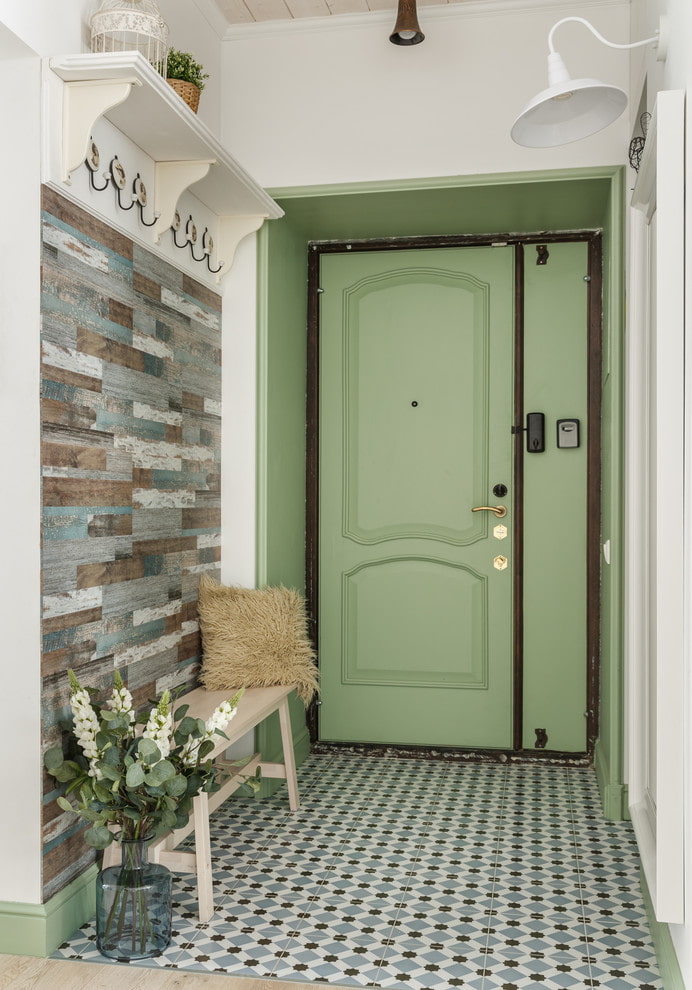 zöld bejárati ajtó a folyosón