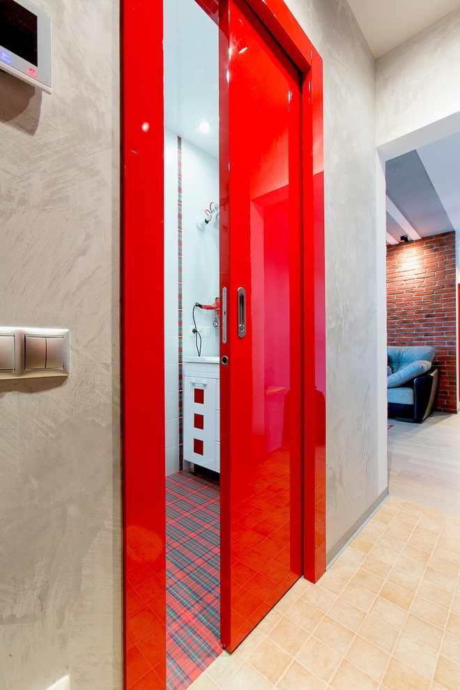 vörös ajtók a belső térben a loft stílusban