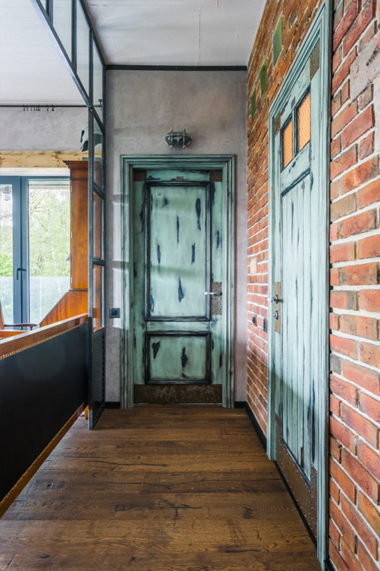 gealterte Türen in einem Loft-Stil-Interieur