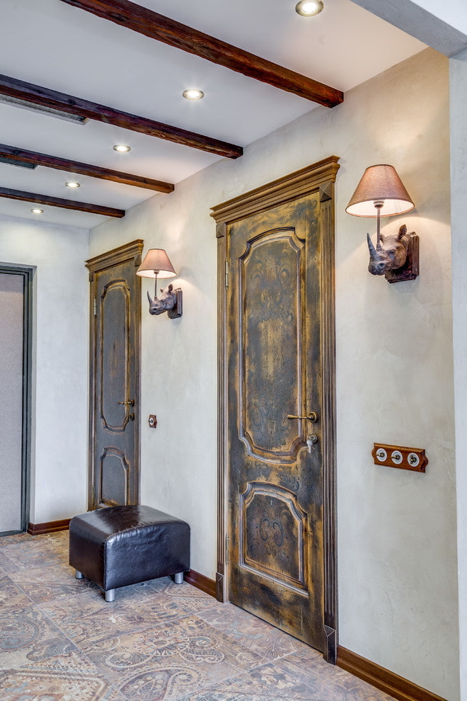idős ajtók loft stílusú belső térben