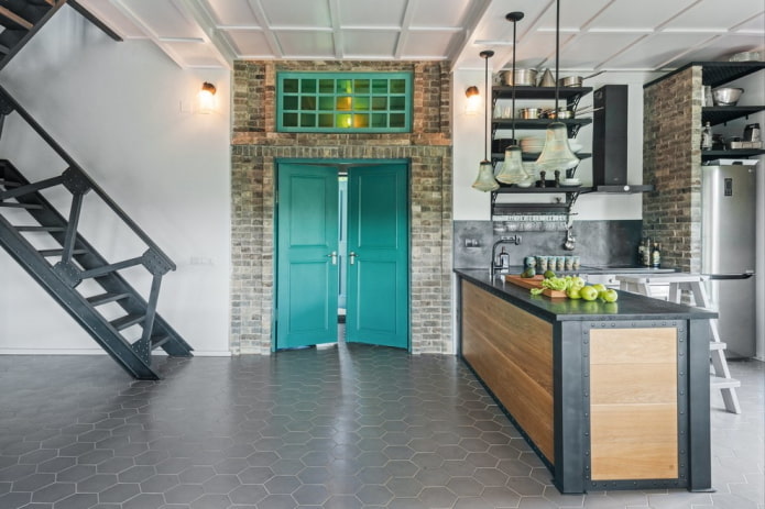 Türen im Inneren der Küche im Loft-Stil
