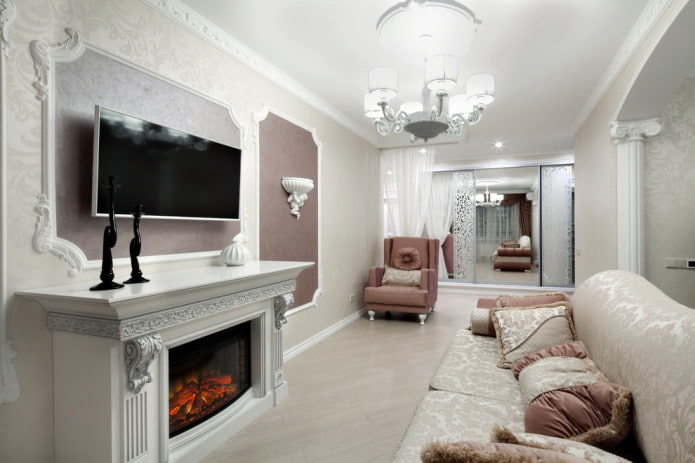 Kamin und TV im Innenraum des Wohnzimmers im klassischen Stil