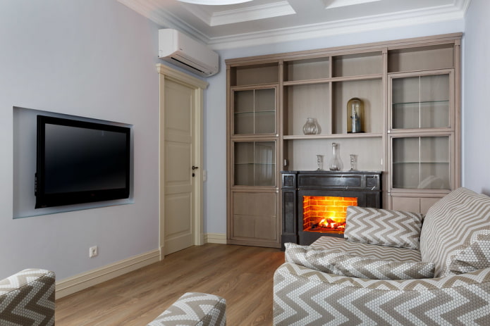 fireplace at TV sa loob ng isang maliit na sala