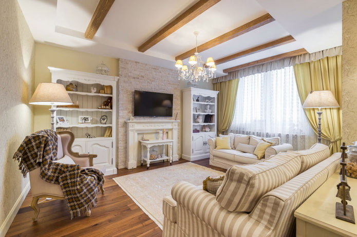 Kamin und TV im Inneren des Wohnzimmers im provenzalischen Stil