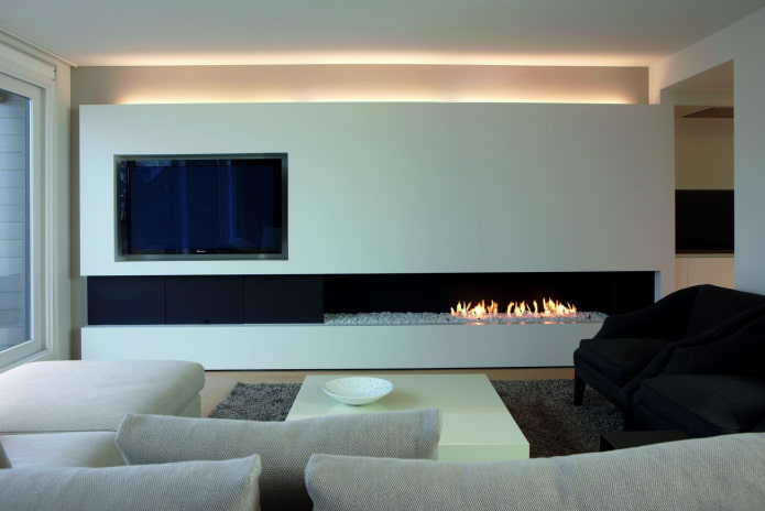 fireplace at TV sa loob ng sala sa istilo ng minimalism