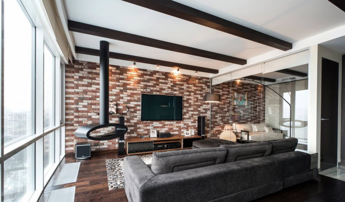 Kamin und TV im Innenraum des Wohnzimmers im modernen Stil