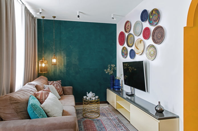 TV a falon, dekorációs panellel az előszobában