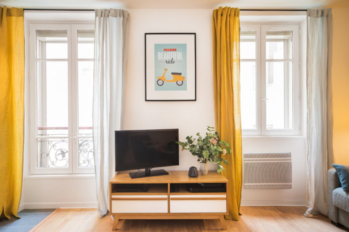 TV a nappali belső ablakánál
