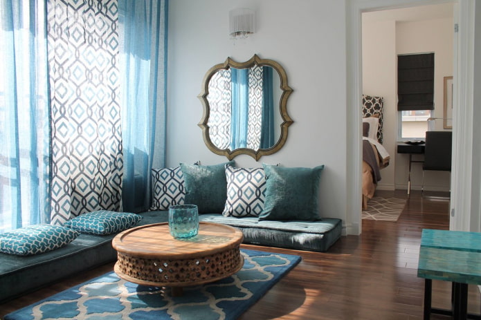 Spiegel im Wohnzimmer im orientalischen Stil