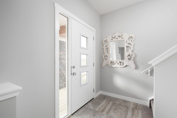 mirror with stucco in the interior of the hallway