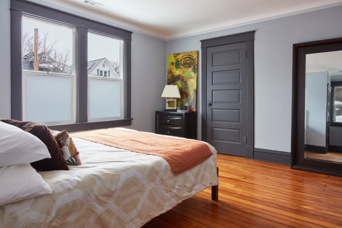graue Tür kombiniert mit Wänden im Innenraum