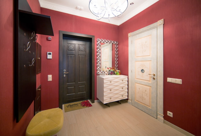 Türen in Wengefarbe kombiniert mit Möbeln im Innenraum
