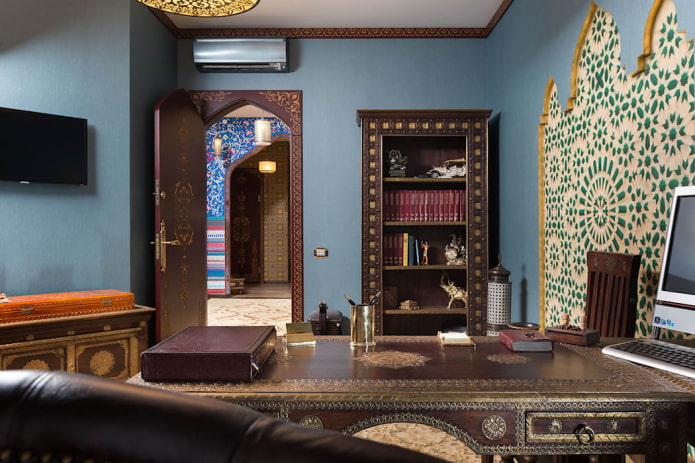 wengefarbene Türen im Büro im orientalischen Stil