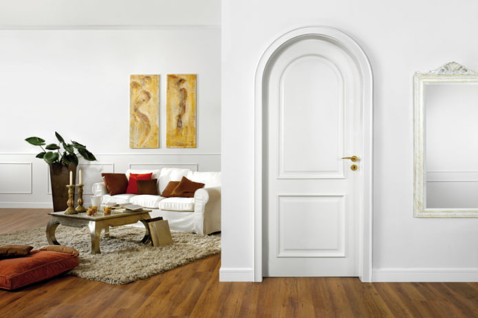 fehér ajtók arany fogantyúval a belső térben