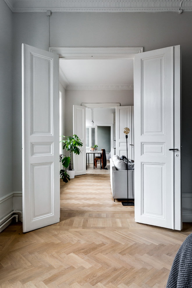 fehér fa ajtók a belső térben