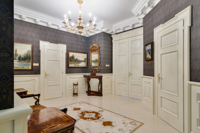 weiße Türen im Innenraum im klassischen Stil