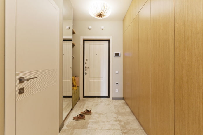 fehér ajtók bézs padlóval a belső térben