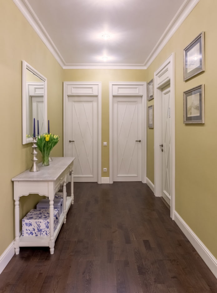 fehér ajtók sötét padlóval a belső térben