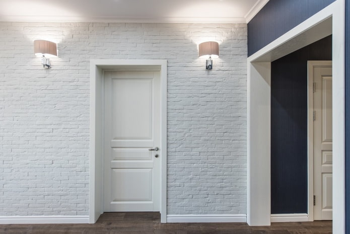 fehér ajtók fehér szegélylécekkel a belső térben