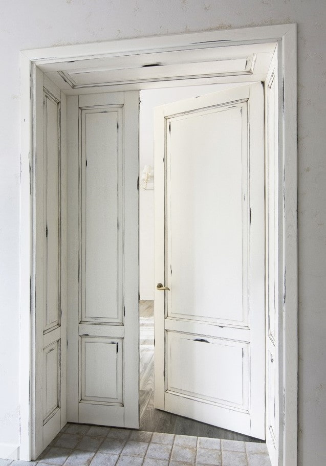 fehér ajtók patinával a belső térben