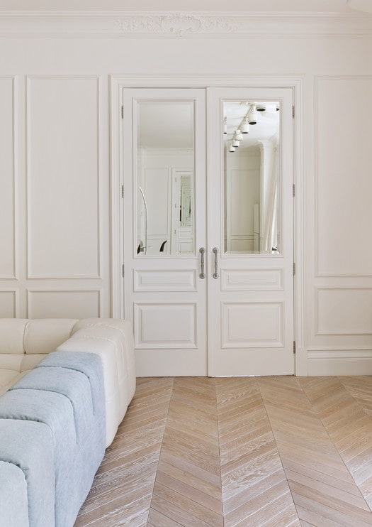 weiße Türen mit Spiegeleinsätzen im Innenraum