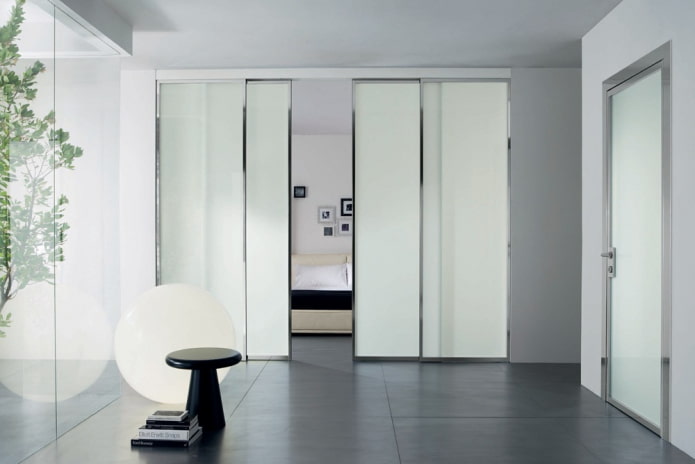 fehér ajtók high-tech stílusú belső térben