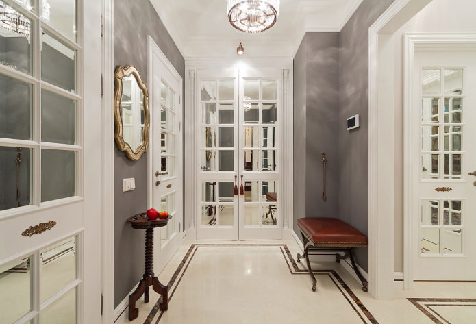 fehér ajtók a belső térben neoklasszikus stílusban