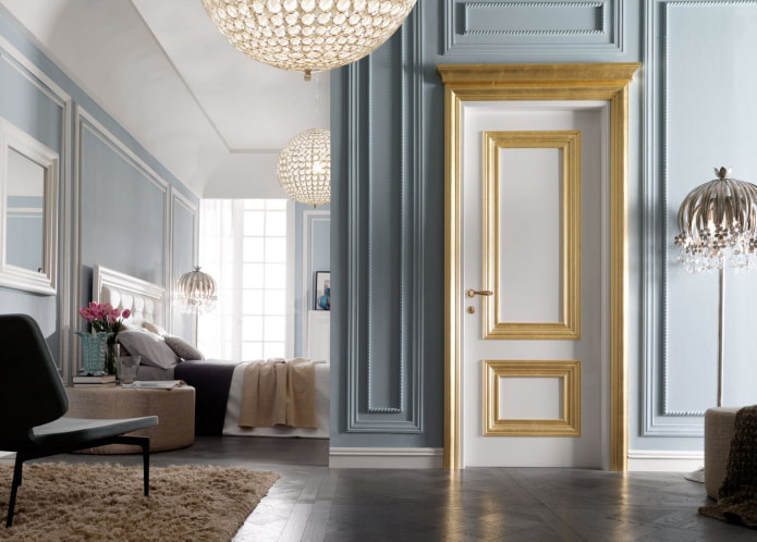 fehér és arany színű ajtók a belső térben