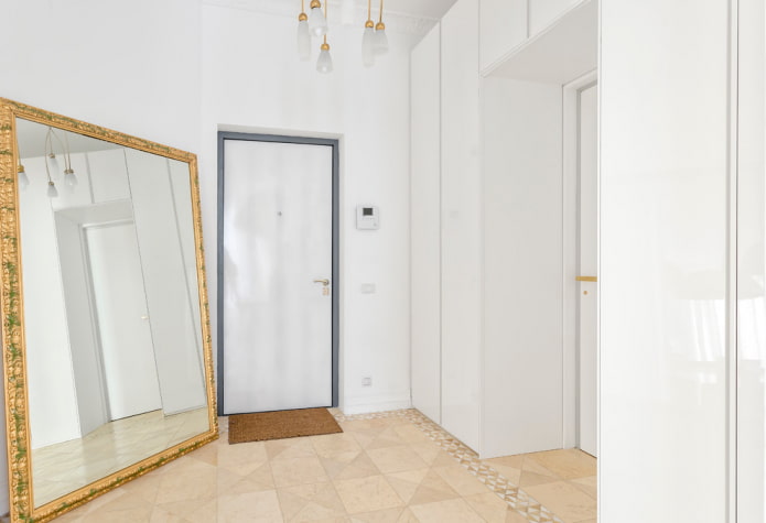 bézs padló és fehér ajtók a belső térben