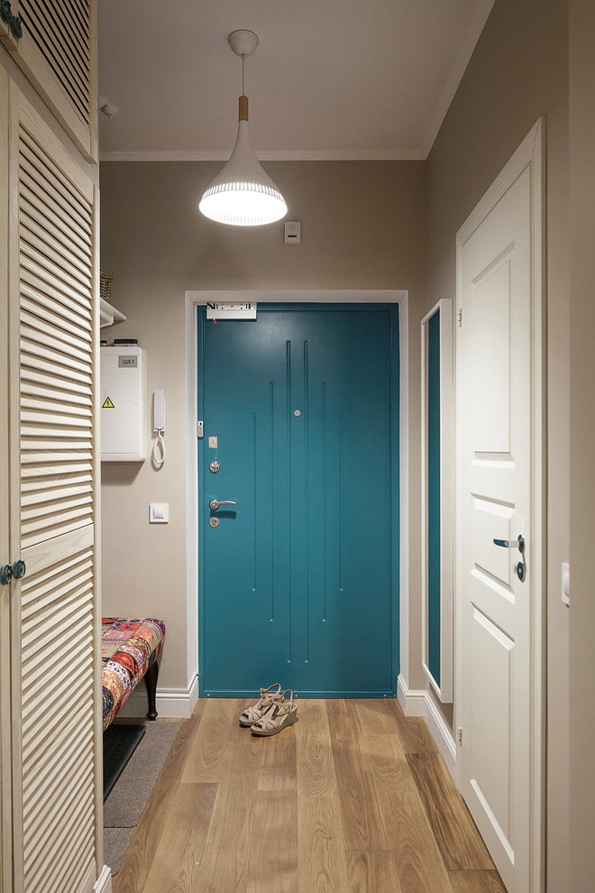 az ajtók és a padló ellentétes színű a belső térben