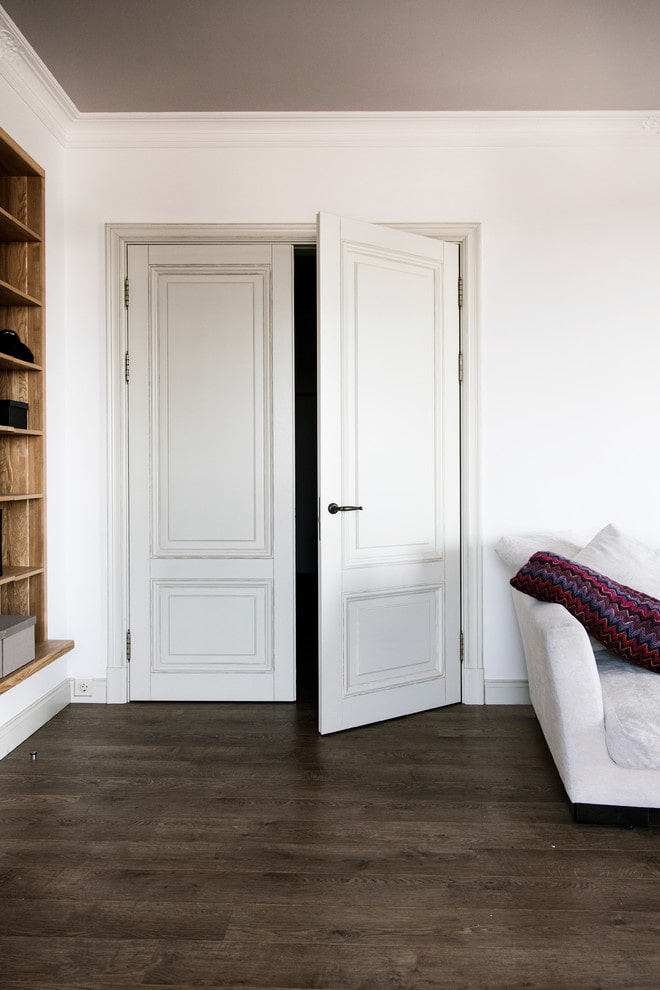 Contrasting combination of doors and laminate