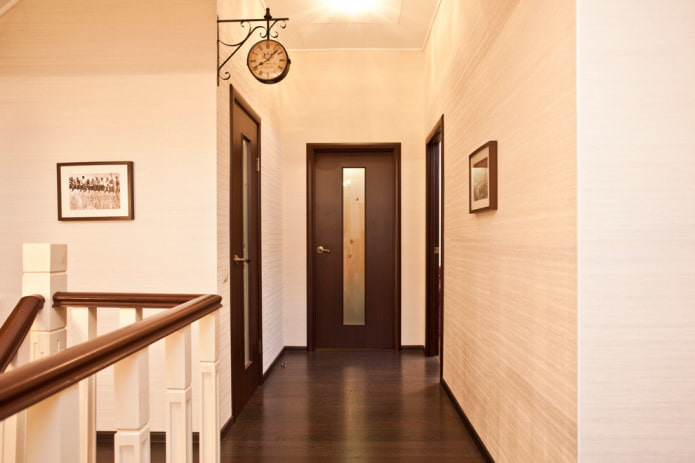 színkombinációja ajtók falakkal és padlóval a belső térben