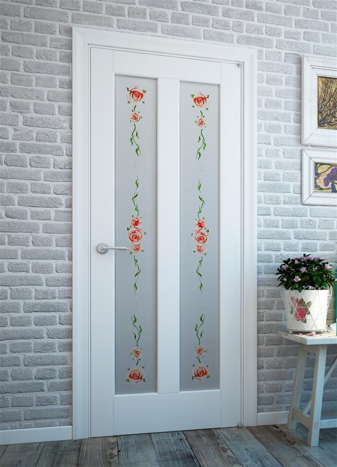 világos színű ajtók rajzokkal a belső térben