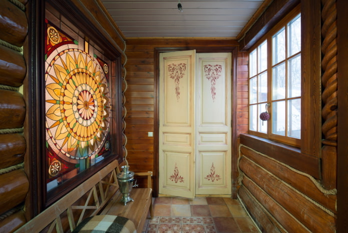 világos színű ajtók rajzokkal a belső térben
