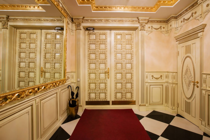 ajtók a folyosó belsejében klasszikus stílusban