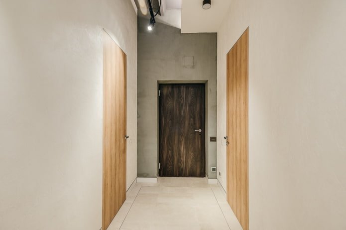ajtók a folyosó belsejében a minimalizmus stílusában
