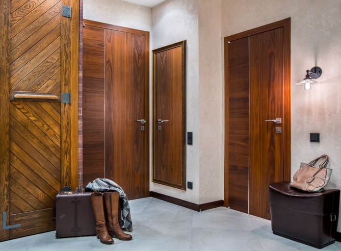combination of doors with walls in the interior of the hallway
