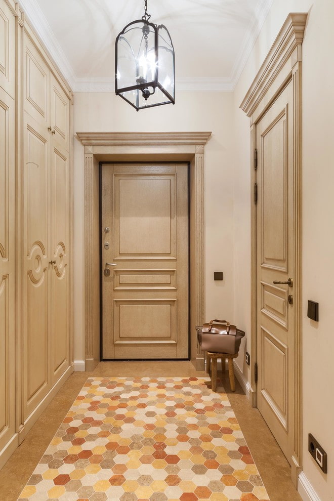 bézs színű ajtók a folyosó belsejében