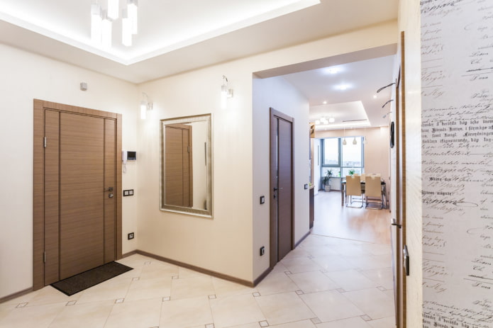 combination of doors with skirting boards in the interior of the hallway