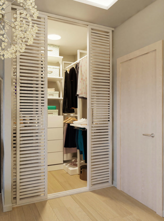 öltöző szoba jalousie ajtókkal a belső térben