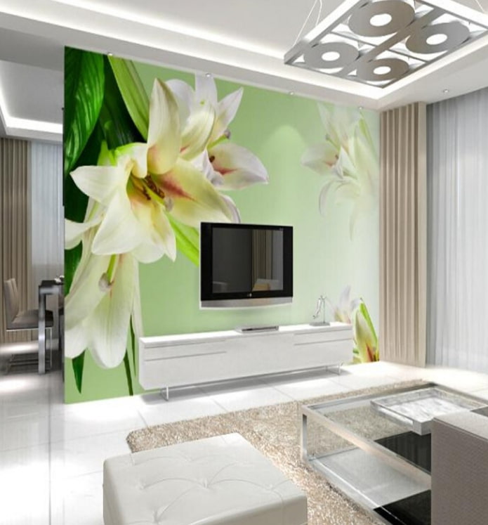 TV-Bereich mit einer Wand mit Blumen im Innenraum