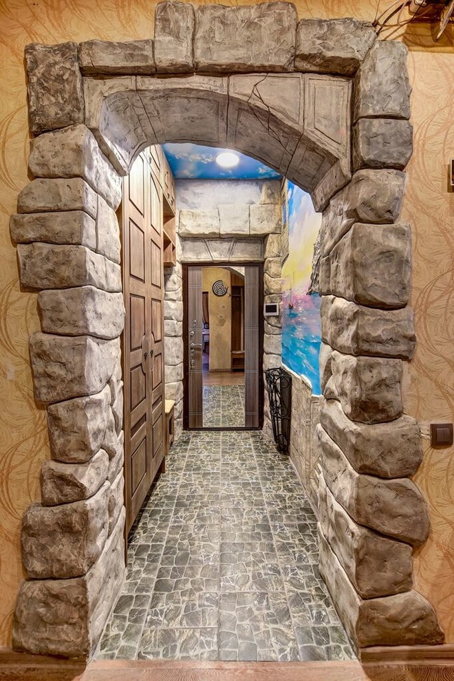 arch with decorative stone in the interior of the corridor