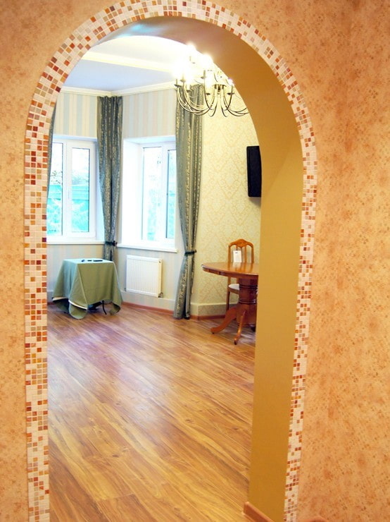 Bogen mit Mosaiken im Inneren des Korridors