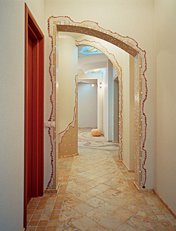 arch with mosaics in the interior of the corridor