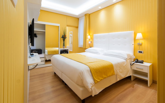 gelbe Wände im Inneren des Schlafzimmers