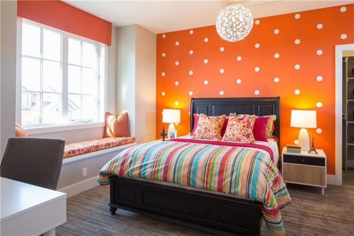 orange Wände im Inneren des Schlafzimmers